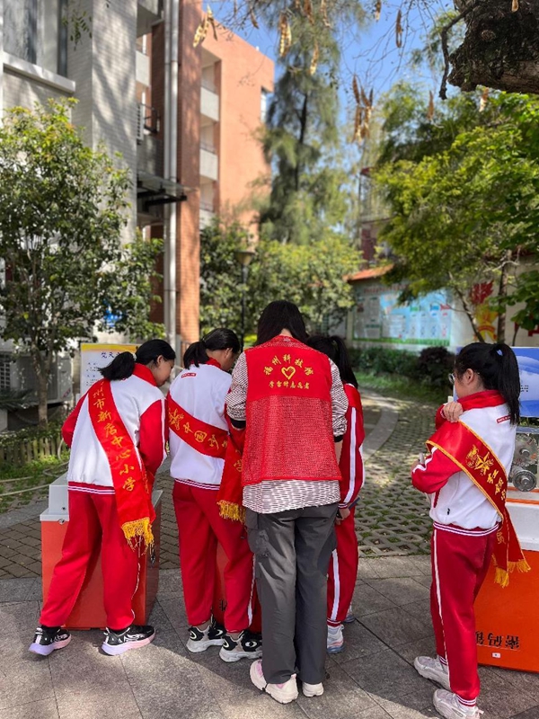 打开车门就是课堂！科普车带你“沉浸式”玩转科学——福州科技馆科普大篷车走进福州市新店中心小学