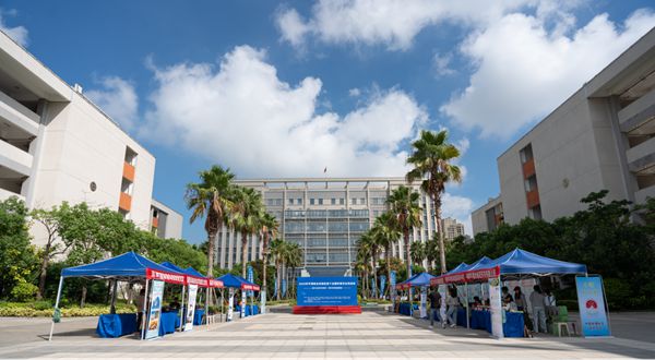 福州科技馆科普大篷车开进平潭师大附中——全国科普月主场活动启动，点燃校园科学热情