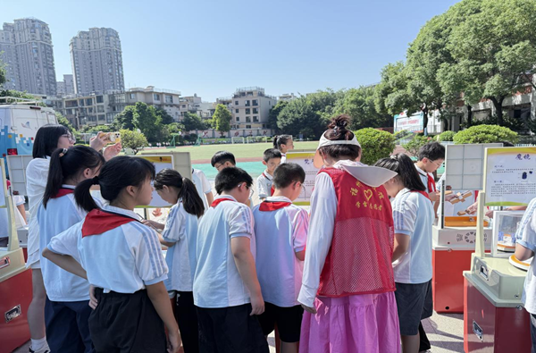 把科学装进少年口袋——福州科技馆科普大篷车“相约”仓山区教师进修附属第二小学