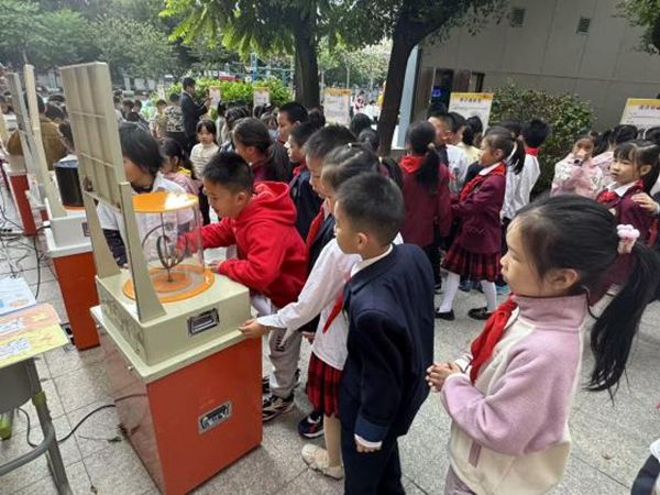 “追光科学家，驱动新征程”——福州市鼓山新区小学相约福州科技馆共赴趣味科学之约