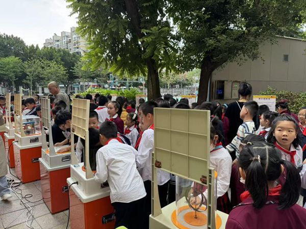 “追光科学家，驱动新征程”——福州市鼓山新区小学相约福州科技馆共赴趣味科学之约
