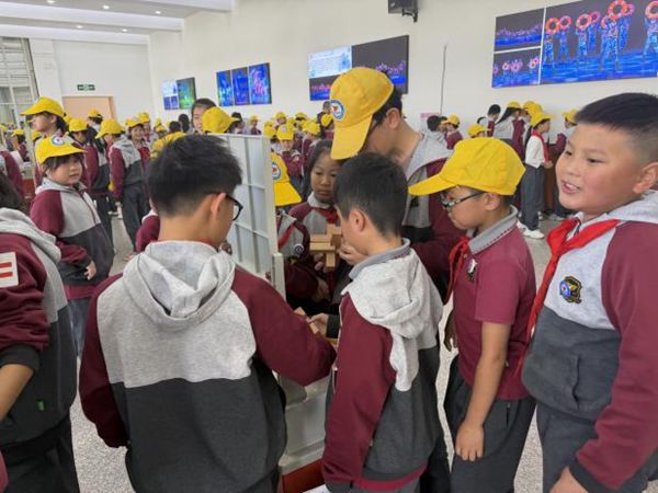 “科技伴成长，创新驱动梦”——连江县第二实验小学相约福州科技馆共寻科学佳境