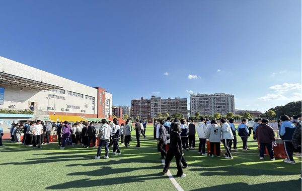 科普大篷车献礼三十华诞 科技之光点亮融城未来——福州科技馆科普进校园活动赋能融城中学30周年校庆