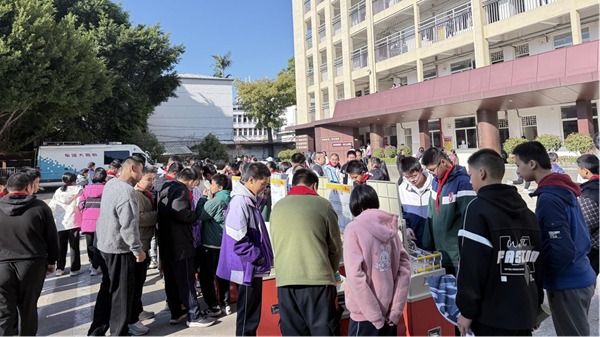 大篷车“驶”入铜盘中学 科技热潮点燃少年探索心——福州铜盘中学2025年科技节精彩启幕