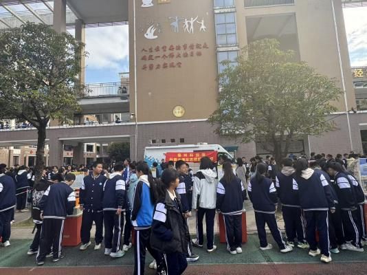 “科创筑梦，艺彩纷扬”——马尾区江滨中学相约福州科技馆共探趣味科学之约