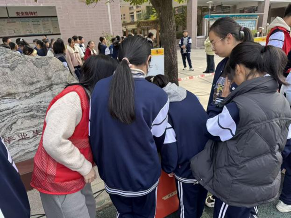 “科创筑梦，艺彩纷扬”——马尾区江滨中学相约福州科技馆共探趣味科学之约