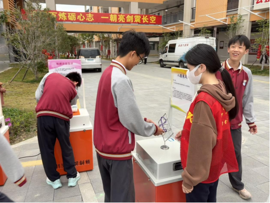 科创燃梦想 艺彩耀青春——福州科技馆科普 大篷车进福清第二中学