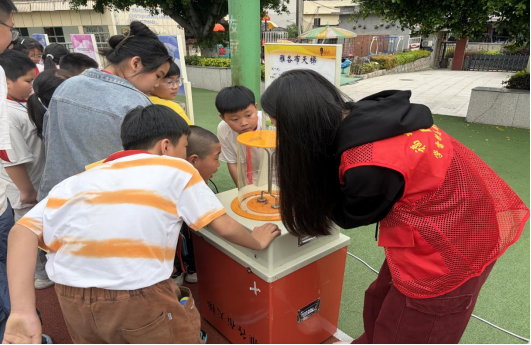 点亮乡村学子科学梦-福州科技馆科普大篷车走进闽侯小箬中心小学