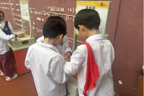 “策马探科学 逐梦创未来”福州科技馆 科普大篷车走进福清元洪师范附小