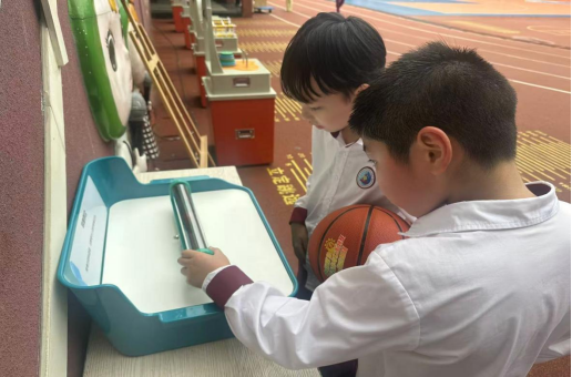 “策马探科学 逐梦创未来”福州科技馆 科普大篷车走进福清元洪师范附小