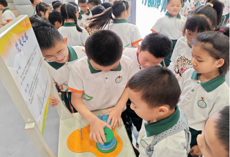 移动科普课堂 护航青春成长 ——福州科技馆科普大篷车走进福清市百合小学第二校区