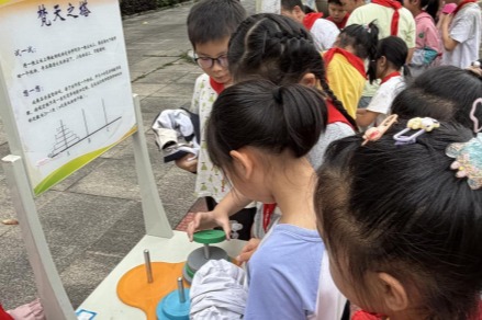 播撒科学火种 点亮学子梦想——福州科技馆科普大篷车走进闽侯竹岐高洲小学