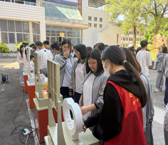 零距离触摸科学——福州科技馆科普大篷车驶入闽清县第二中学