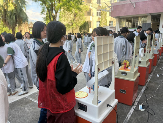 零距离触摸科学——福州科技馆科普大篷车驶入闽清县第二中学