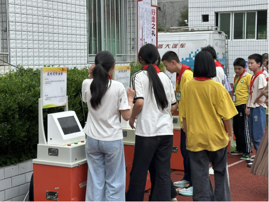 指尖触碰辉光，科技点亮乡村——福州科技馆科普大篷驶入闽清县下祝乡中心小学