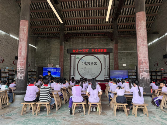 点燃科技之光，智启少年梦想——福州科技馆科普大篷车驶入仓山区第二中心小学