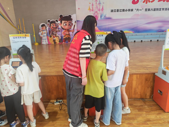 拾趣科学万象 涵养少年新知 ——福州科技馆科普大篷车驶入连江县江南中心小学