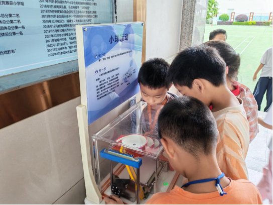 指尖探奇趣 科学乐无边 ——福州科技馆科普大篷车驶入闽侯鸿尾中心小学
