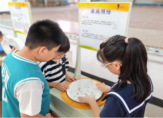 科技下乡润童心 科普赋能助成长——福州科技馆科普大篷车驶入福清市城头镇黄墩村开展暑期科普活动