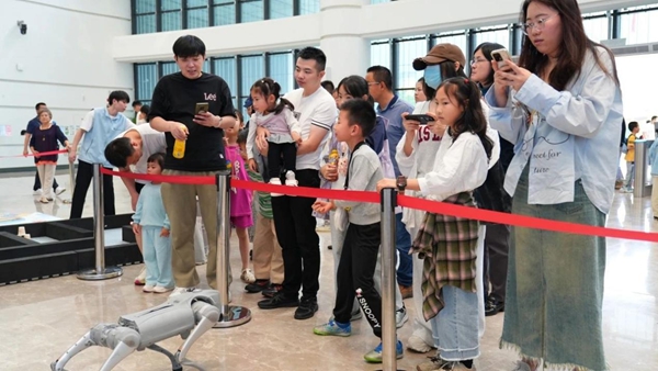 福州科技馆“科技普及·创新未来”五一主题活动圆满举办——互动体验点燃科学热情，光影盛宴点亮榕城之夜