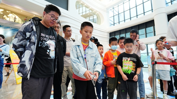 福州科技馆“科技普及·创新未来”五一主题活动圆满举办——互动体验点燃科学热情，光影盛宴点亮榕城之夜