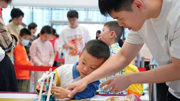 福州科技馆“科技普及·创新未来”五一主题活动圆满举办——互动体验点燃科学热情，光影盛宴点亮榕城之夜