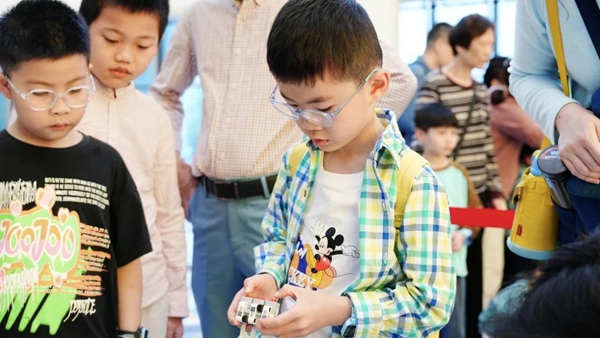 福州科技馆“科技普及·创新未来”五一主题活动圆满举办——互动体验点燃科学热情，光影盛宴点亮榕城之夜