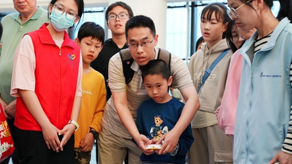 福州科技馆“科技普及·创新未来”五一主题活动圆满举办——互动体验点燃科学热情，光影盛宴点亮榕城之夜