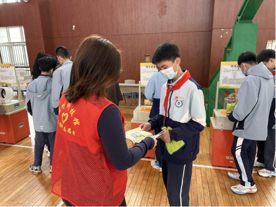 福州市反邪教协会走进文笔中学 为青春撑起“防护伞” 福州市反邪教协会走进文笔中学 为青春撑起“防护伞”