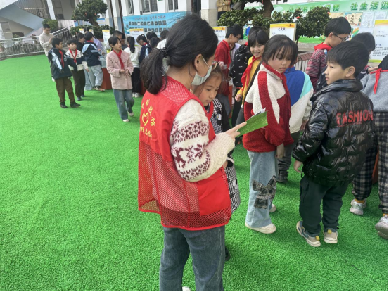 科学点亮童心 无邪守护成长，反邪教宣传活动走进连江下宫中心小学
