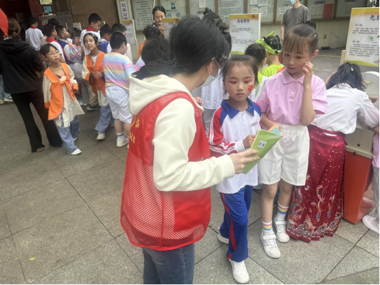 福州市反邪教协会走进闽侯县实验小学开展主题宣传教育