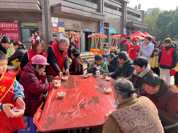 “拗九传孝道 粥香满宏山” 福州科技馆联合宏山社区开展近邻党建活动