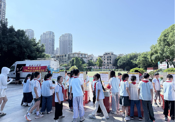 把科学装进少年口袋——福州科技馆科普大篷车“相约”仓山区教师进修附属第二小学