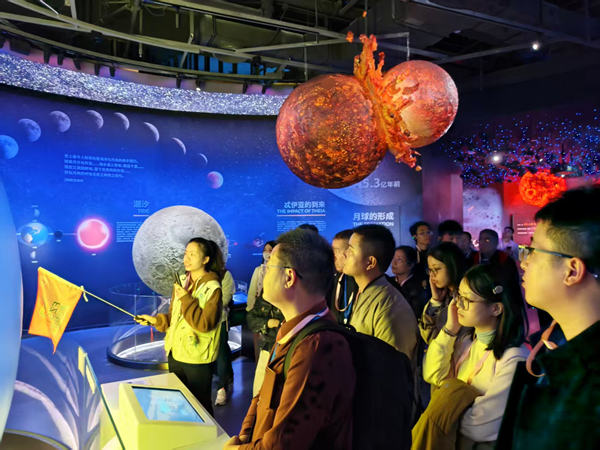 海峡两岸青少年科学教育界代表参观福州科技馆