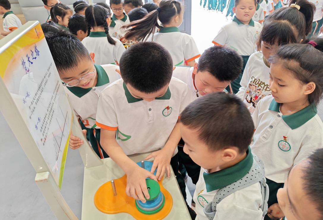 移动科普课堂 护航青春成长 ——福州科技馆科普大篷车走进福清市百合小学第二校区