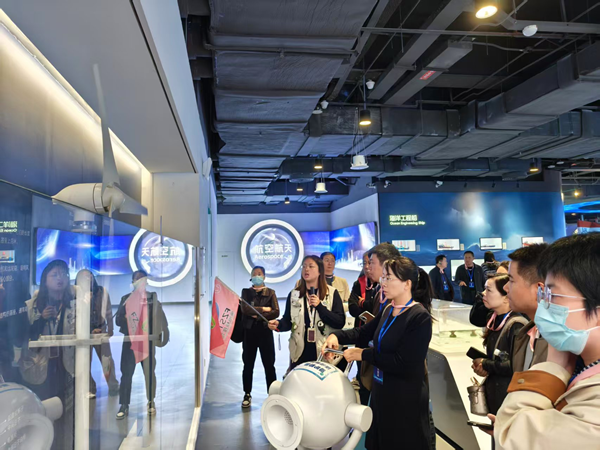 海峡两岸青少年科学教育界代表参观福州科技馆