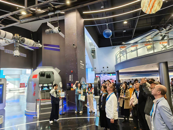 海峡两岸青少年科学教育界代表参观福州科技馆