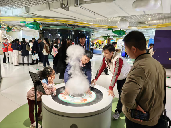 海峡两岸青少年科学教育界代表参观福州科技馆