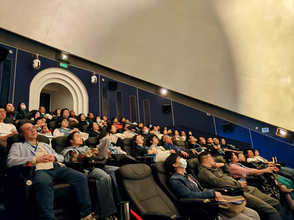 海峡两岸青少年科学教育界代表参观福州科技馆