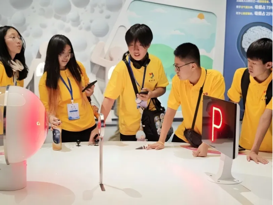 探索科技前沿 感受创新福州 ——“亲情中华· 中国寻根之旅”夏令营走进福州科技馆