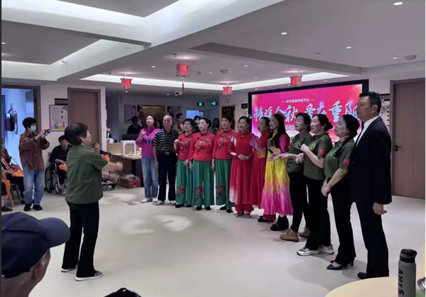 二支部进社区开展“情暖金秋，爱在重阳”主题活动