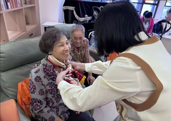 二支部进社区开展“情暖金秋，爱在重阳”主题活动