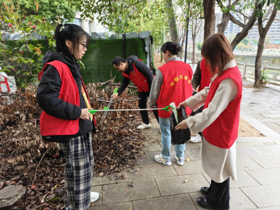 阳春三月学雷锋 巡河护河我先行