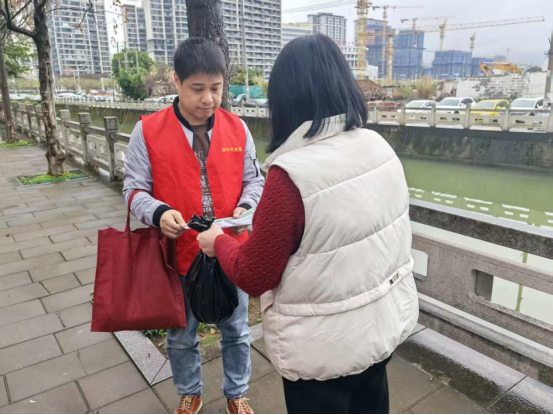 阳春三月学雷锋 巡河护河我先行